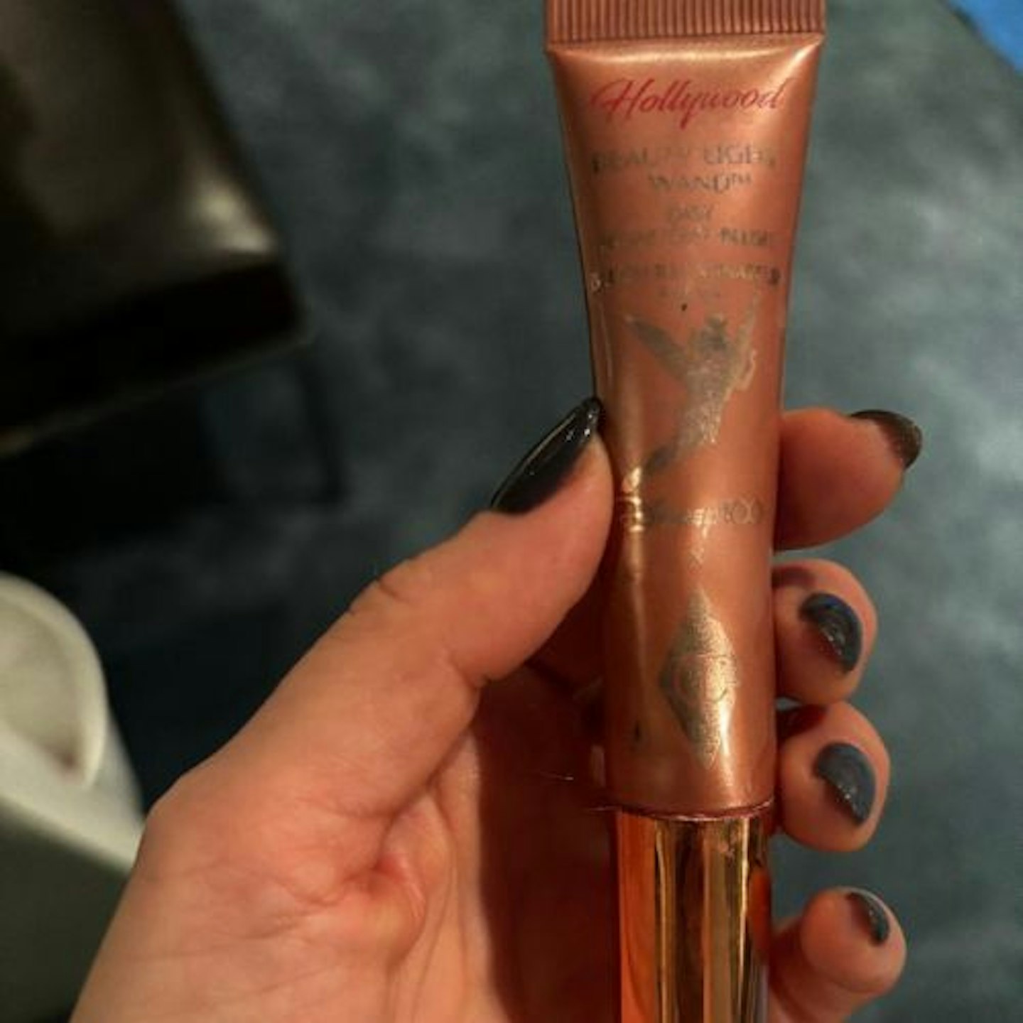 Suzanne showing us the Charlotte Tilbury Hollywood Contour Wand