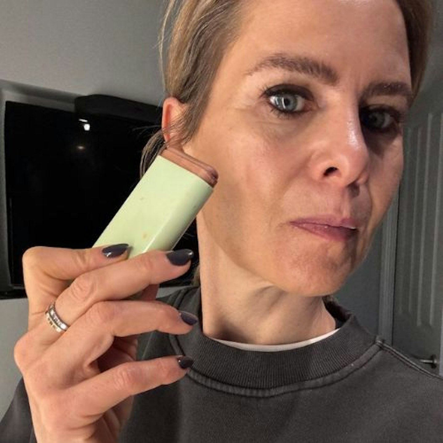 Suzanne testing the Pixi On-the-Glow Bronze