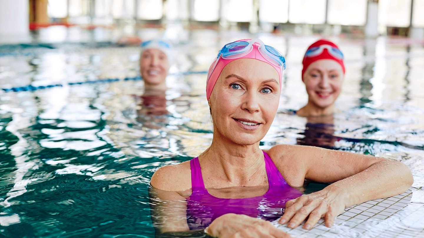 3 Women in swimming-pool