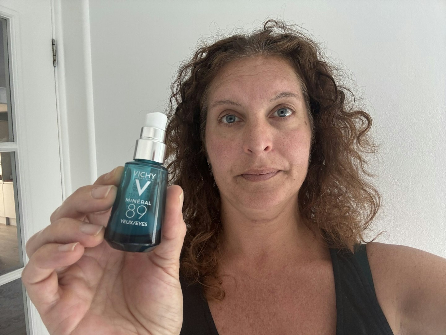 Tester holding the VICHY Minéral 89 Eye Brightening Serum 