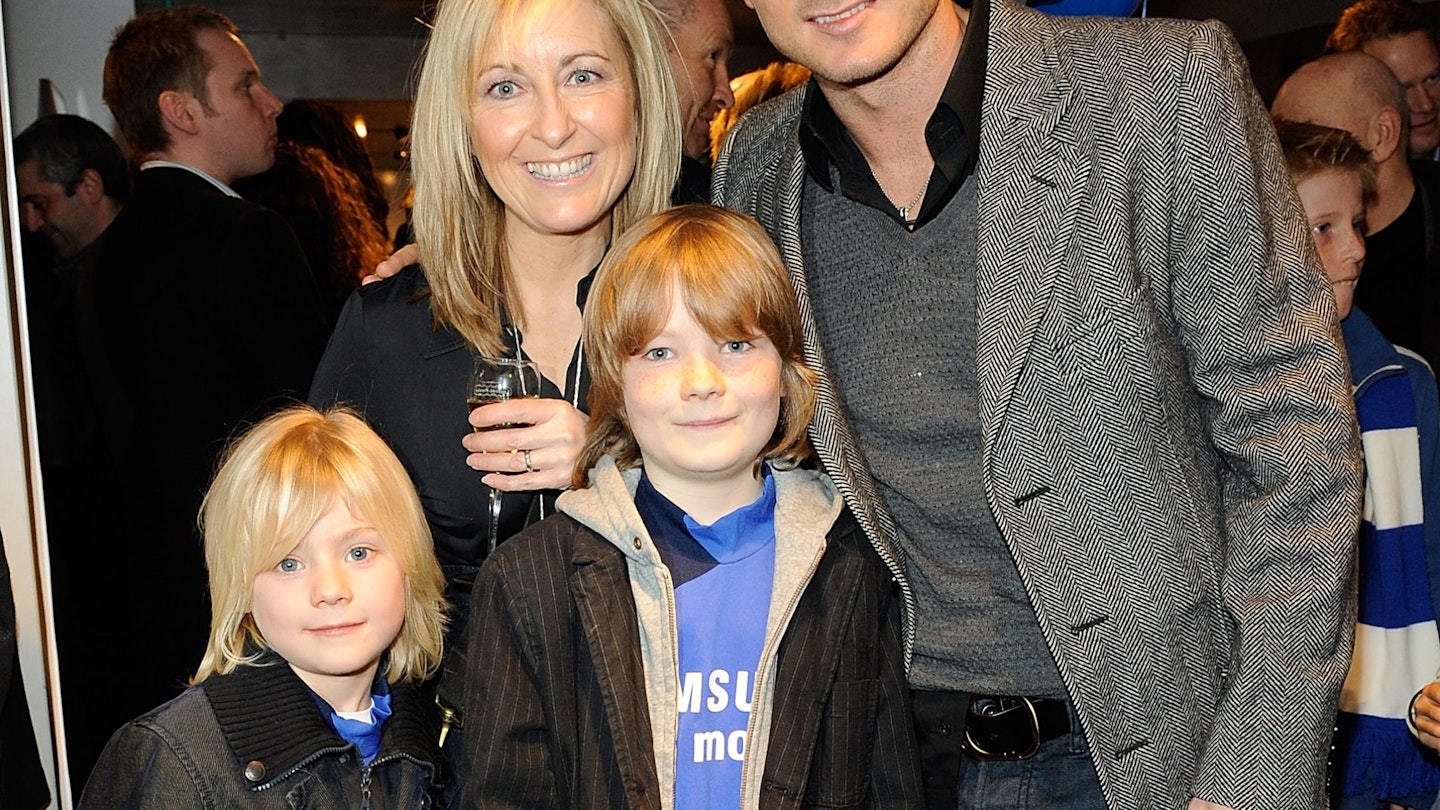 Fiona Phiilips (L) and sons pose with Frank Lampard (R) during the charity event for Chelsea Football Club in 2009