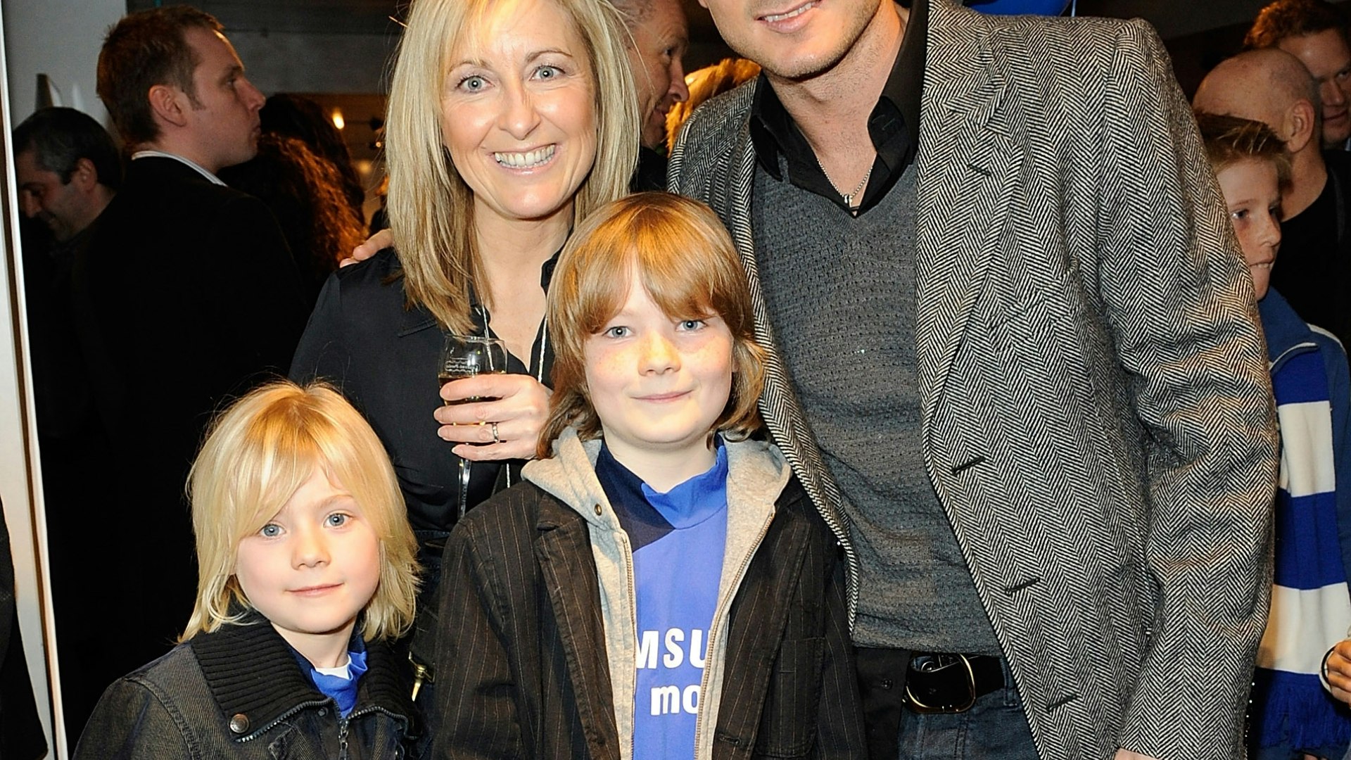 Fiona Phiilips (L) and sons pose with Frank Lampard (R) during the charity event for Chelsea Football Club in 2009