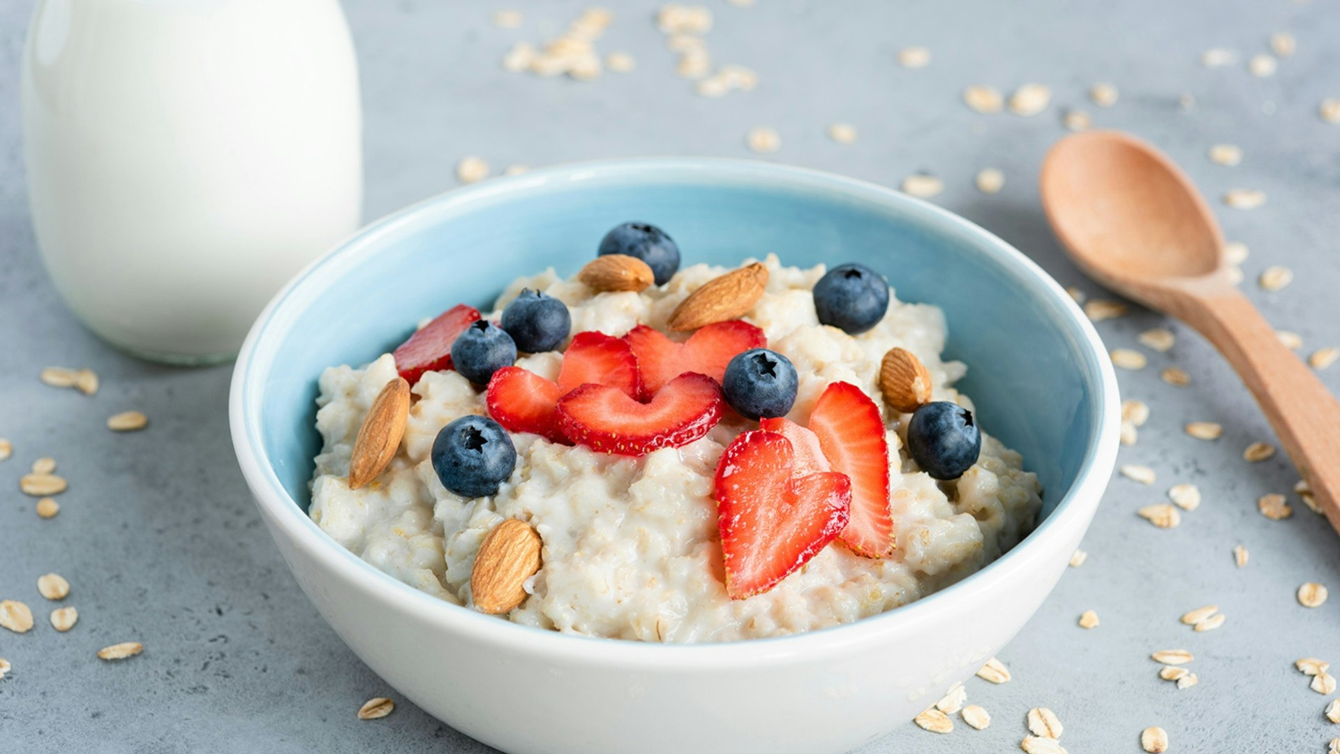 A bowl of porridge and berries