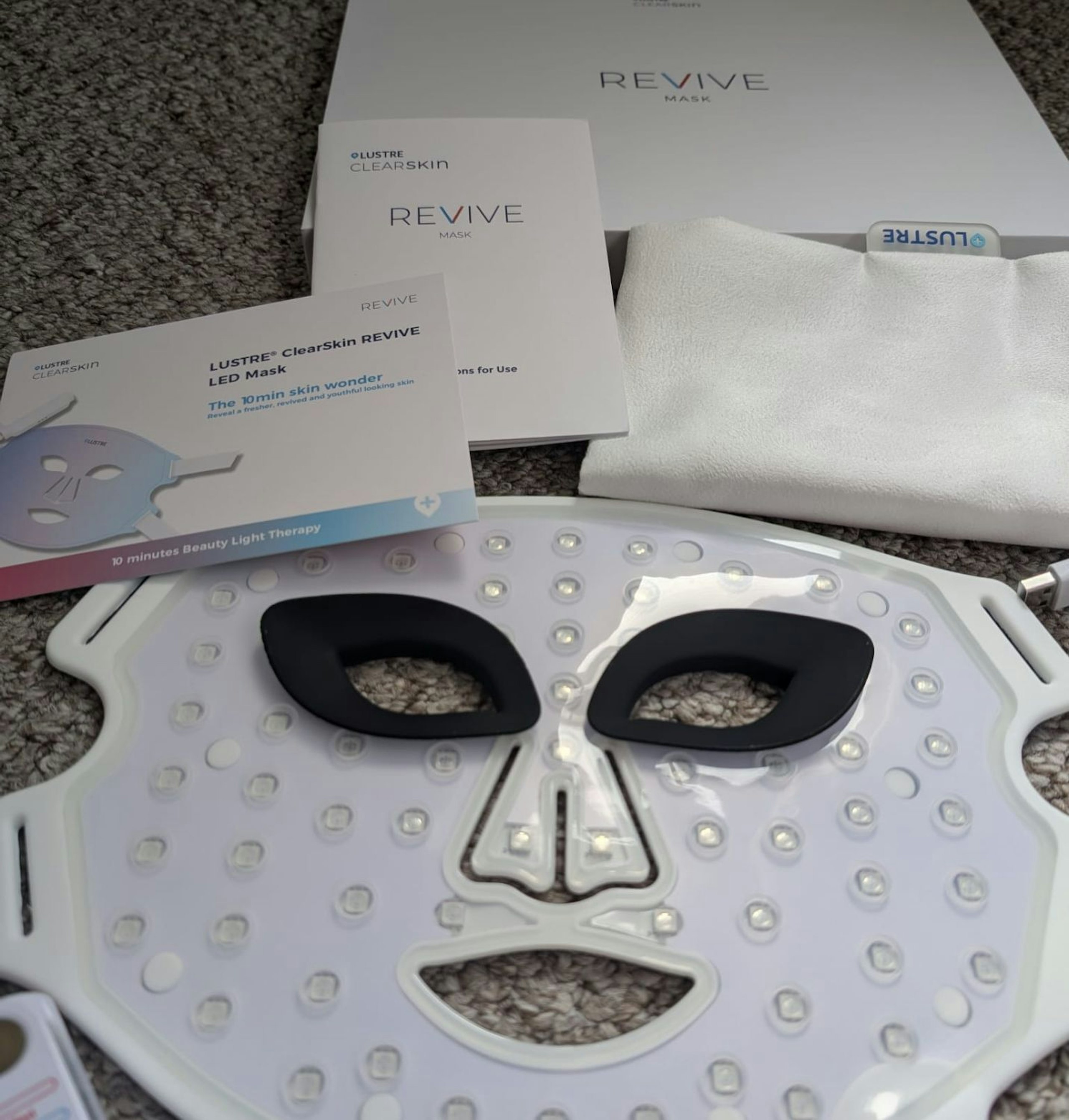 Everything that comes in the LUSTRE ClearSkin Revive LED Mask
