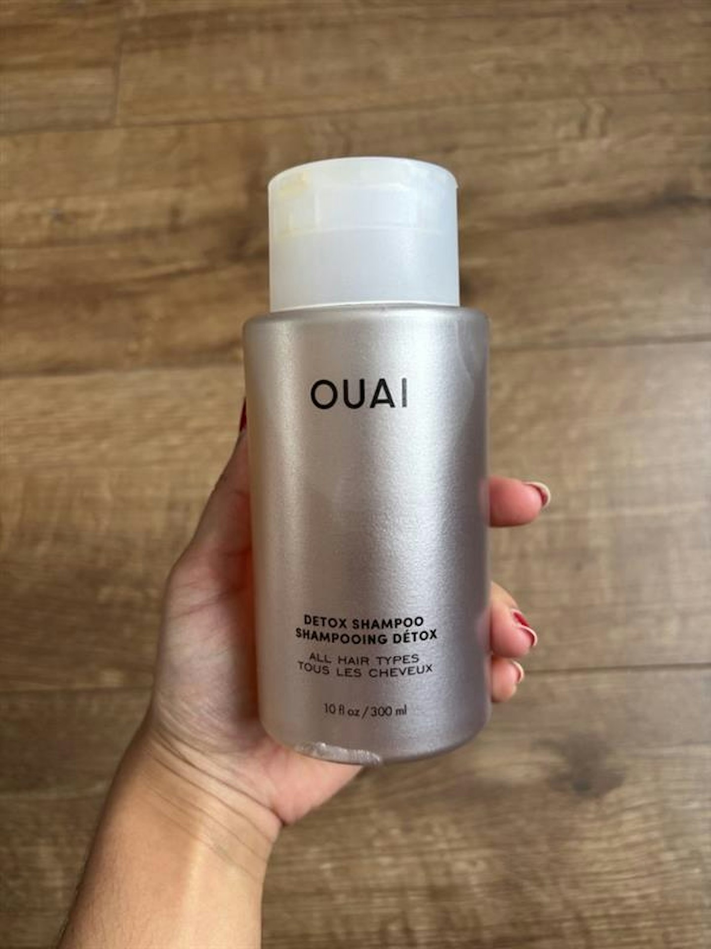 Image of tester holding the OUAI Detox Shampoo