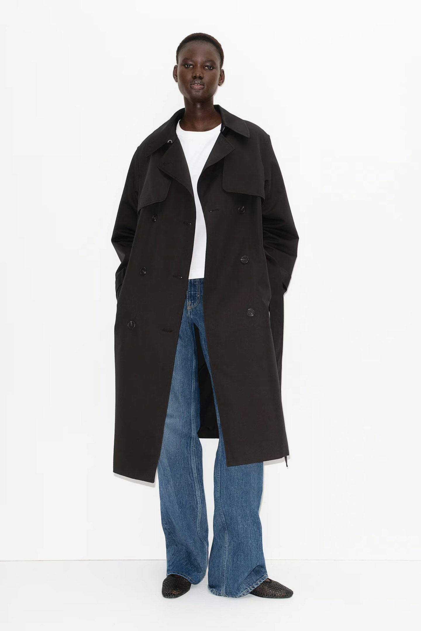 Model wearing the H&M Double-Breasted Twill Trench Coat 