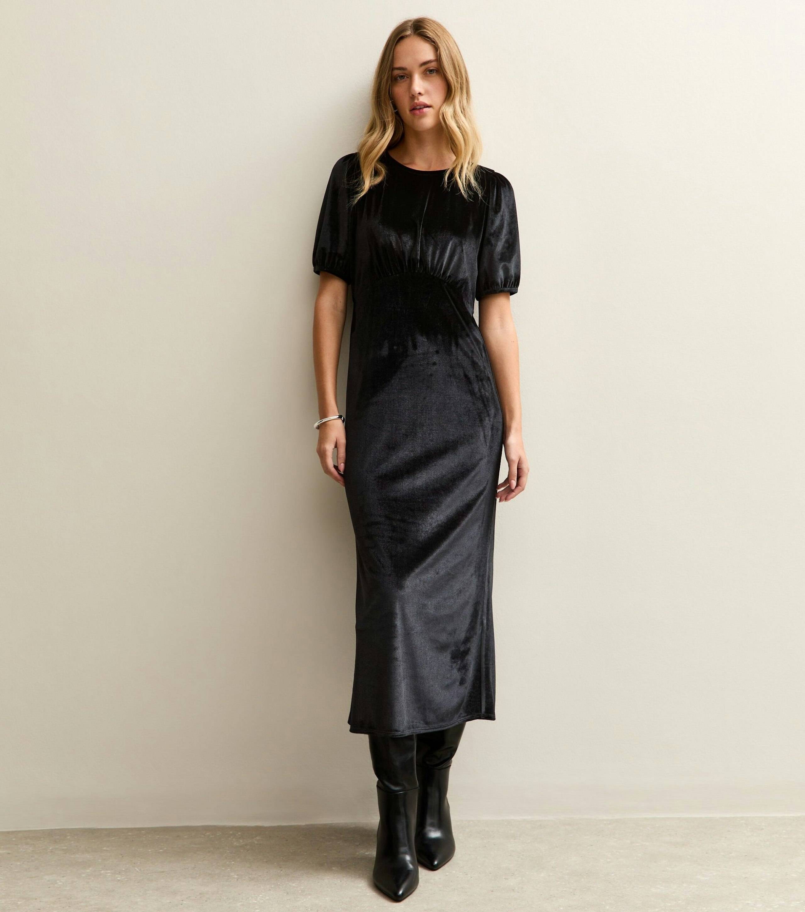 Image of the New Look Black Velvet Puff Sleeve Midi Dress