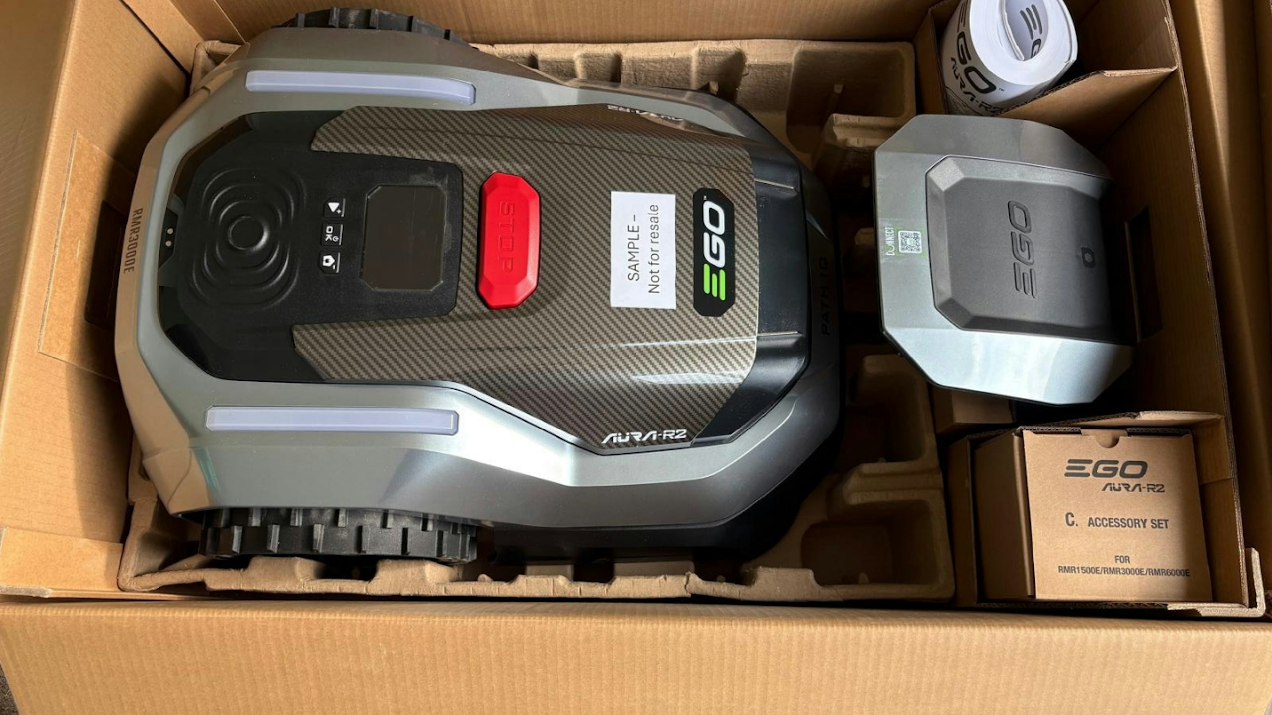 AURA-R2 Robotic Lawn Mower 3000m² - in box