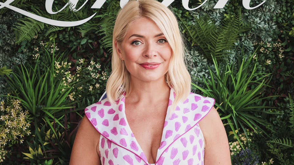 Holly Willoughby Shows Off Dramatic Hair Transformation And Wow Closer Holly Willoughby Shows Off Dramatic Hair Transformation And Wow Closer