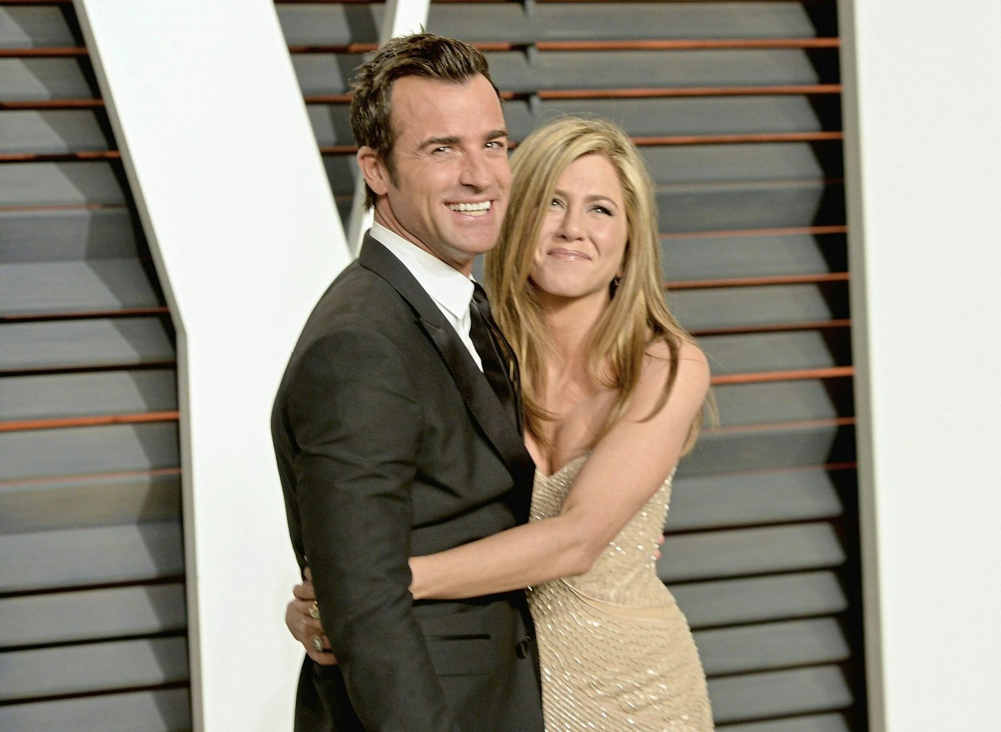 jennifer aniston hugging justin theroux at vanity fair event