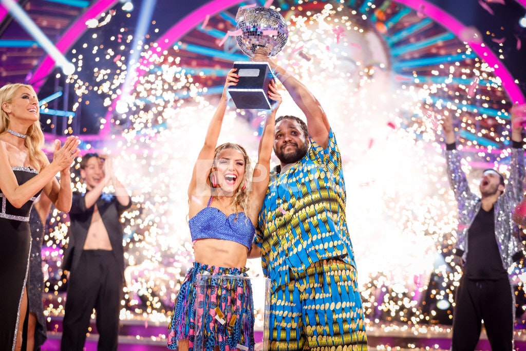Hamza Yassin and Jowita Przystal lift the glitterball trophy after winning strictly 2022