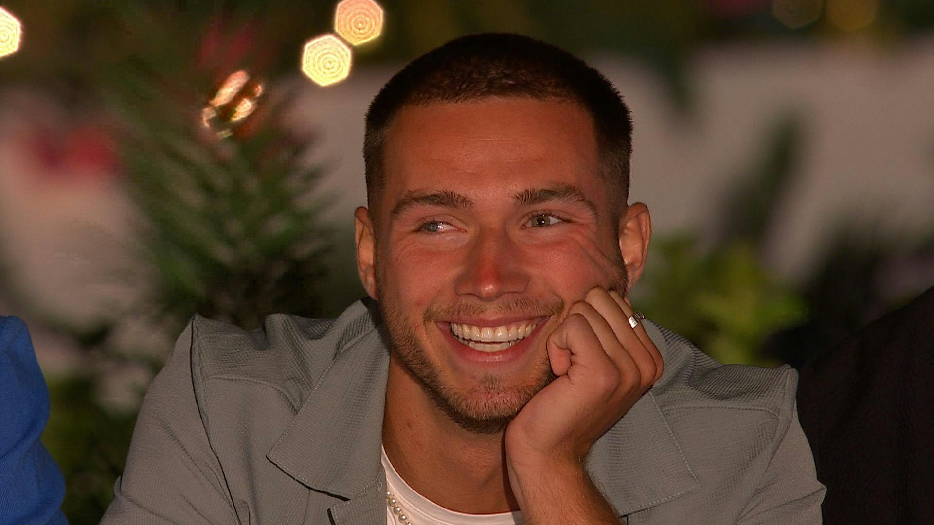EXCLUSIVE: Love Island star EXPOSES Ron Hall as a producer and omg