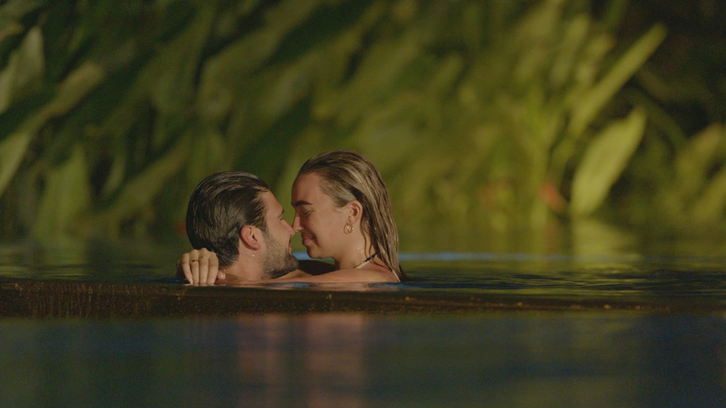 towie ella rae wise and dan edgar kissing in a pool in bali