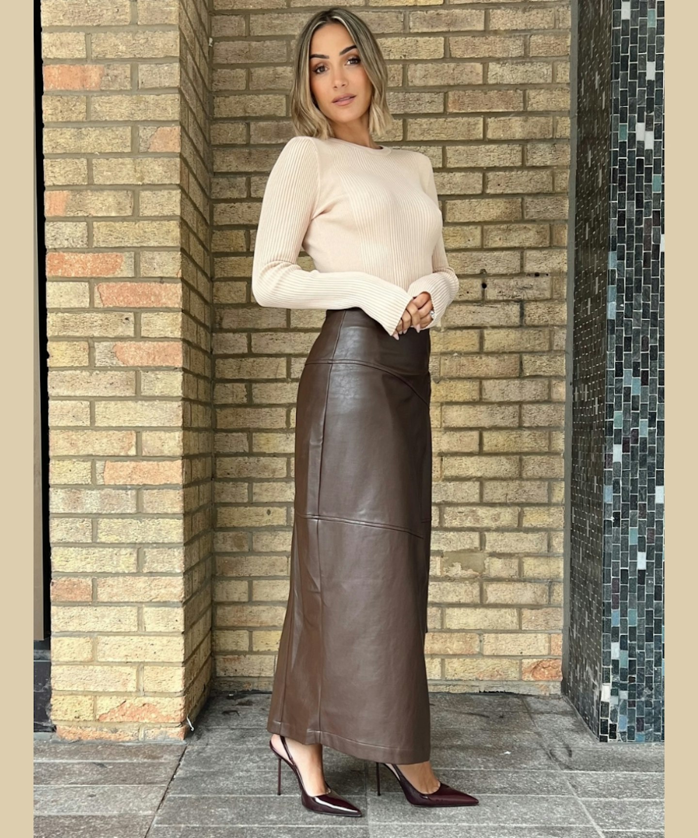 frankie-bridge-loose-women-leather-skirt-outfit-1