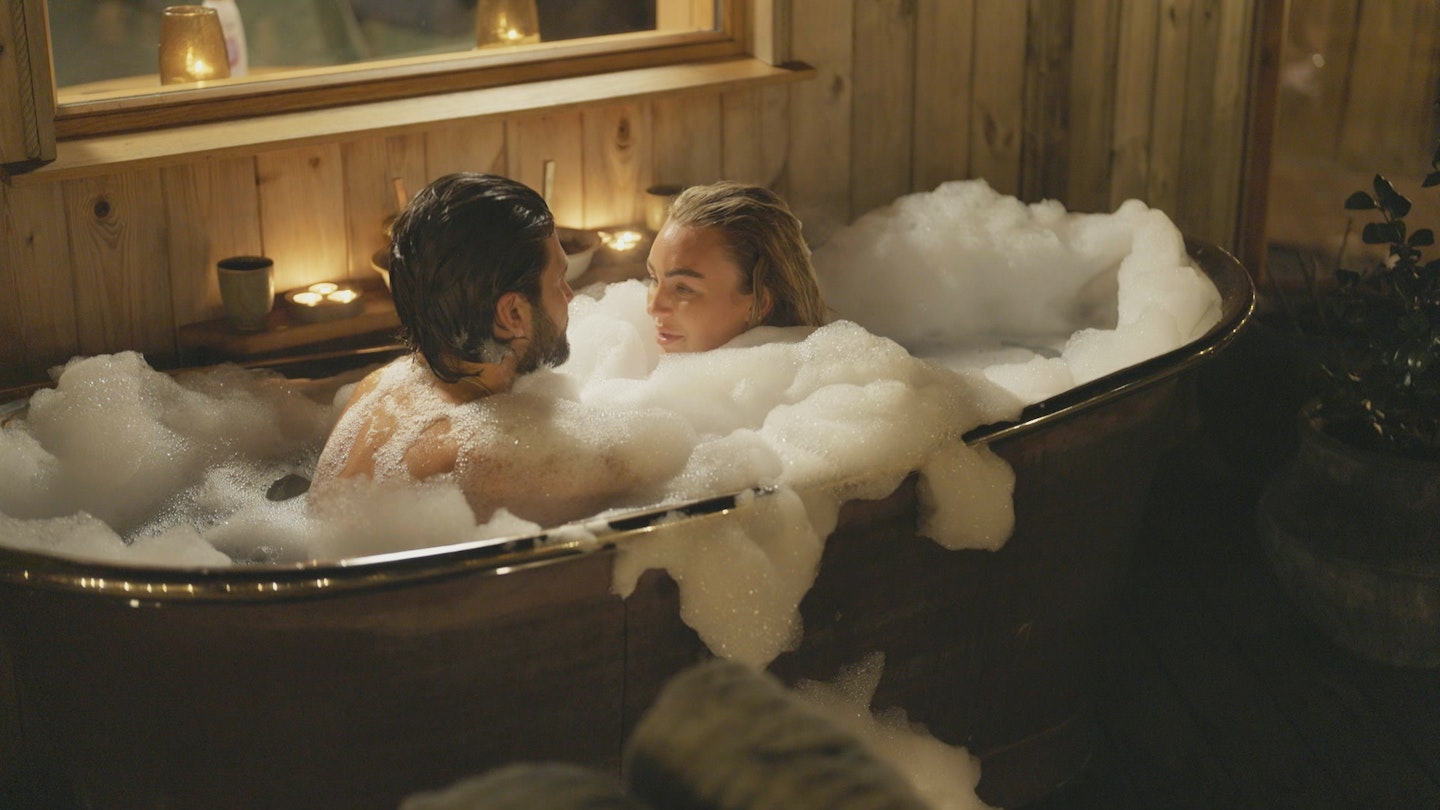 towie dan and ella together in a bath