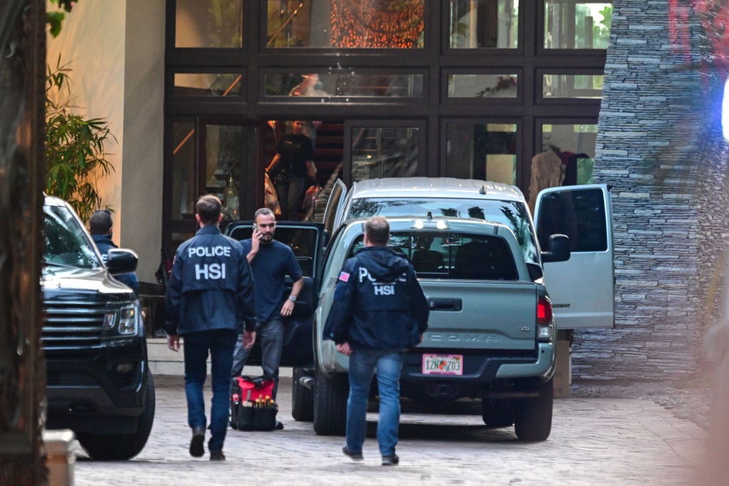 agents outside diddy