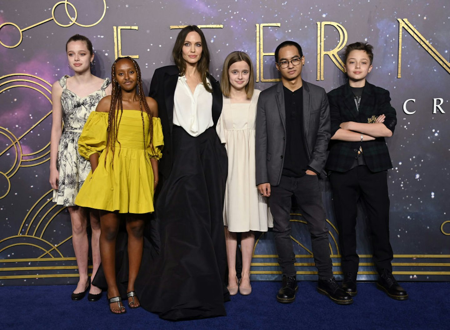 (LR) Shiloh Jolie-Pitt, Zahara Jolie-Pitt, Angelina Jolie, Vivienne Jolie-Pitt, Maddox Jolie-Pitt y Knox Jolie-Pitt asisten al "Eternos" Estreno en el Reino Unido en BFI IMAX Waterloo el 27 de octubre de 2021 en Londres, Inglaterra