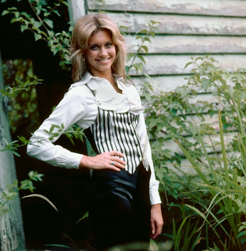 Olivia Newton Johns Most Iconic Outfits From The 70s And 80s Grazia 