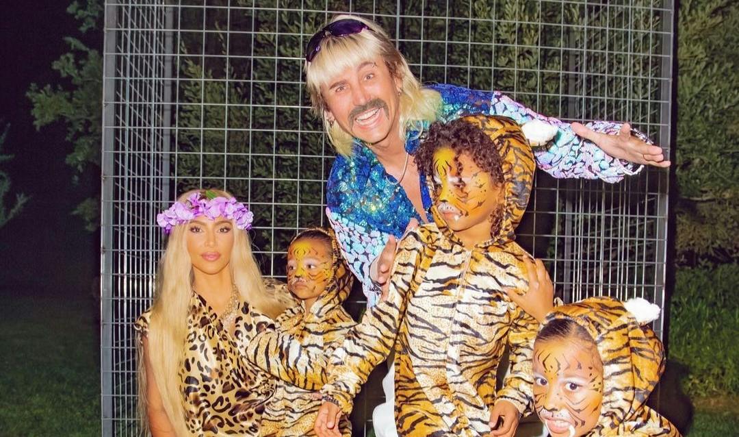 A Retrospective Of Kim Kardashian's Best Halloween Kostumes - Vimarsana News