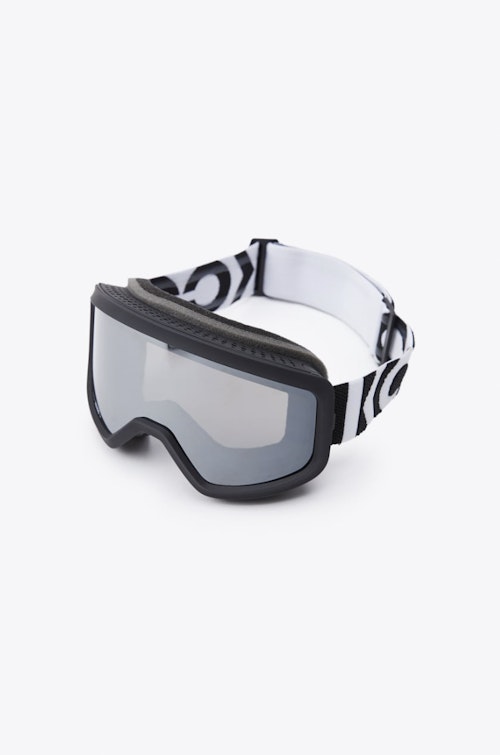 Zara’s Skiwear Collection Is As Cool As You Would Imagine And It’s Now