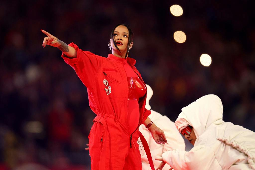 We Finally Know Which Beauty Product Rihanna Stopped To Apply Midway Through Her Super Bowl Set - Vimarsana News
