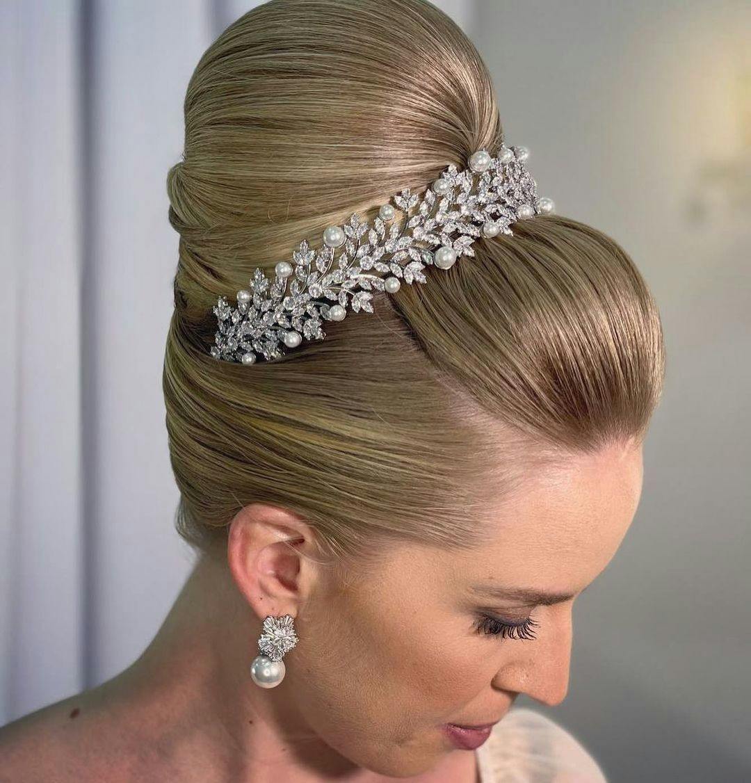 Simple half up bun 💕for one of the bridesmaids. Styled with @sexyhair... |  TikTok