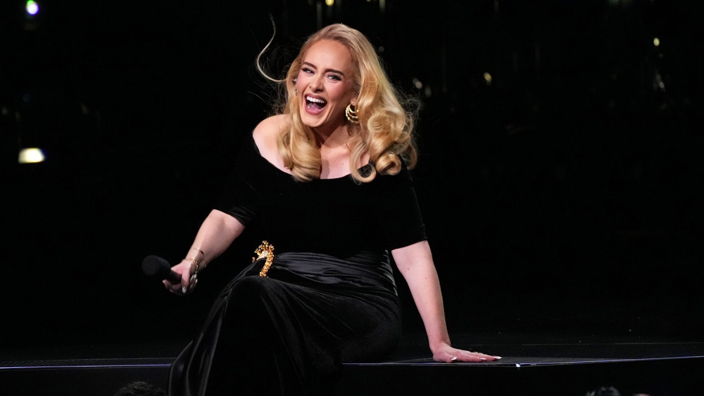 Đây có thể là lý do Adele mặc đồ đen biểu diễn ở Vegas