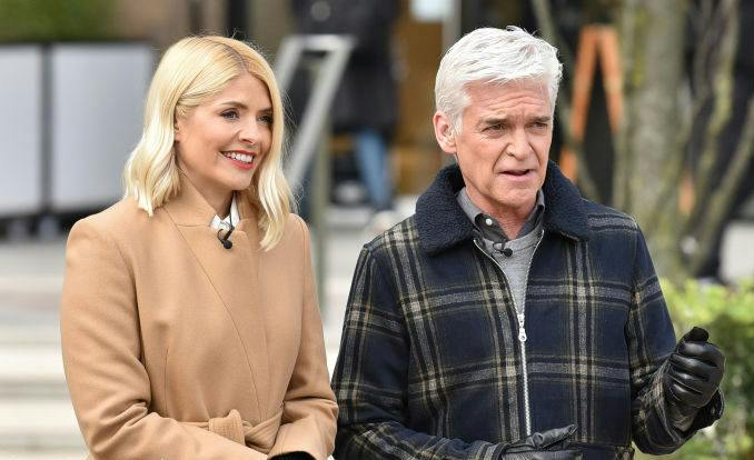 The Face Mask Holly Willoughby Applies Every Time She Films This Morning - Vimarsana News