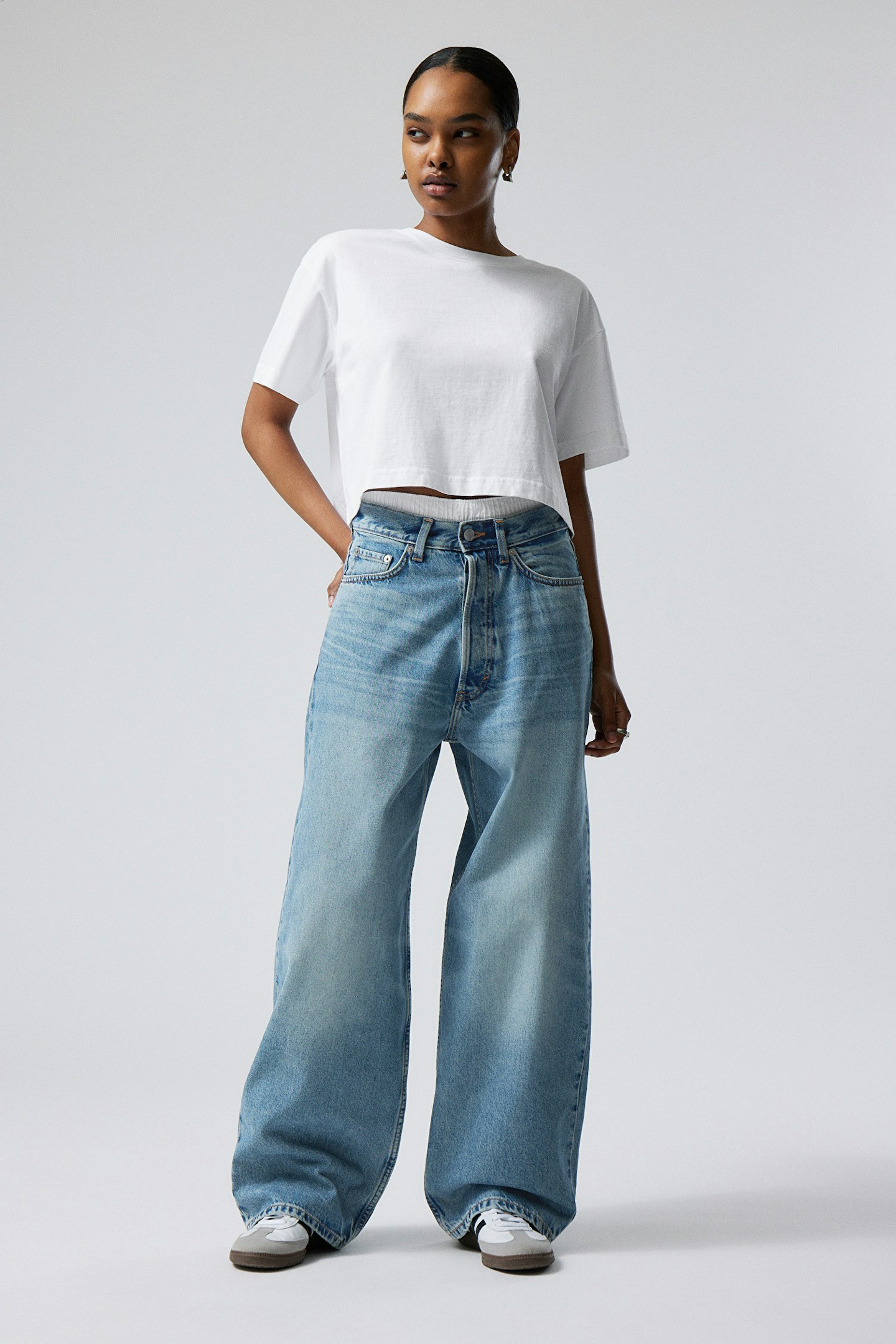 Weekday Ample low rise loose fit straigt leg jeans in novel blue