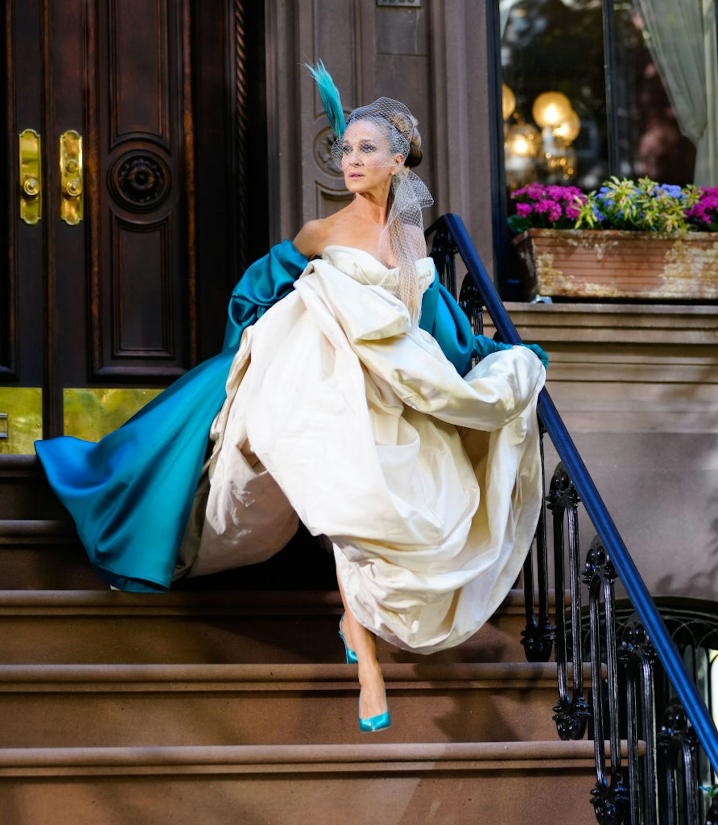 We Finally Know Why Carrie Bradshaw Is Back In Her Iconic Wedding Dress ...