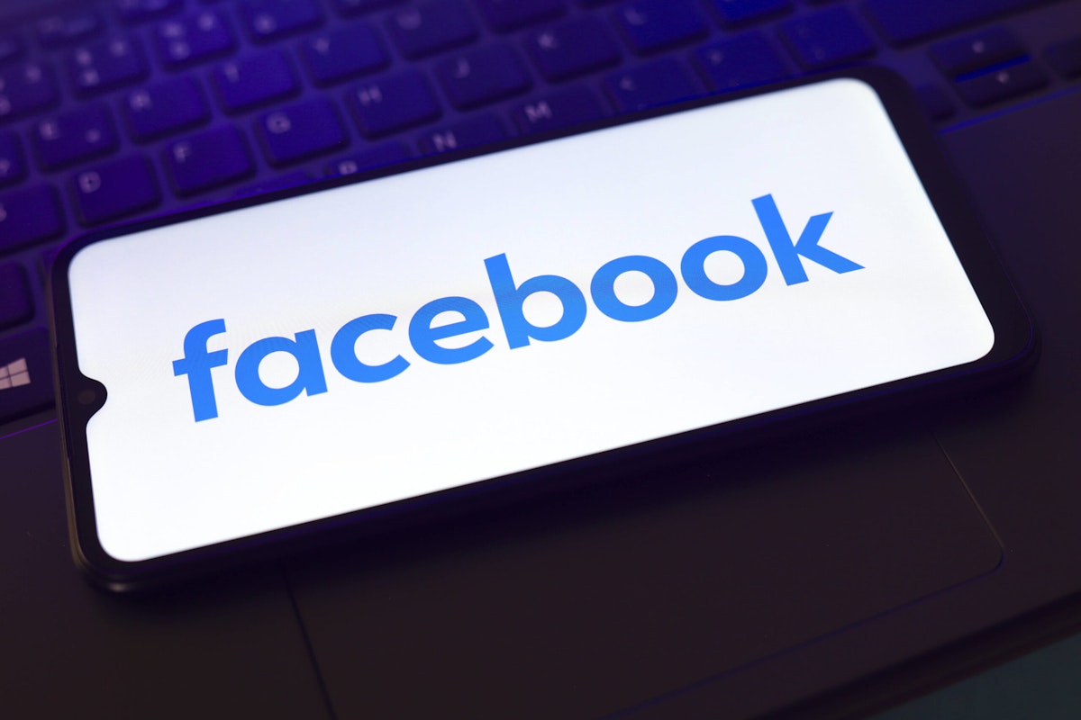 Logo de Facebook en un teléfono inteligente