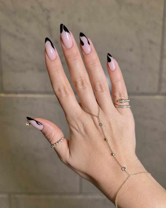 FALL SEASON STYLE: 18 classy ways to wear SHORT BLACK nails a la Victoria  Beckham — ASHLINA KAPOSTA