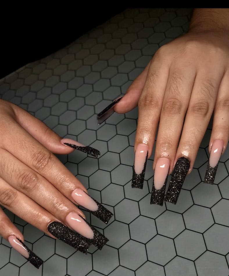 Nude to black glitter ombre 🖤 I'm obsessed with my new nail tech :  r/RedditLaqueristas