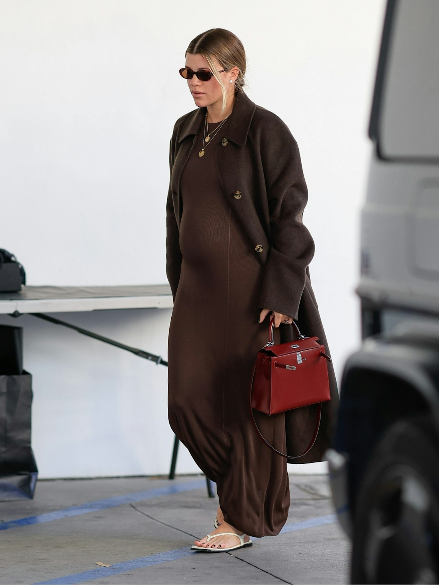 sofia-richie-pregnancy-outfit-brown-dress-1