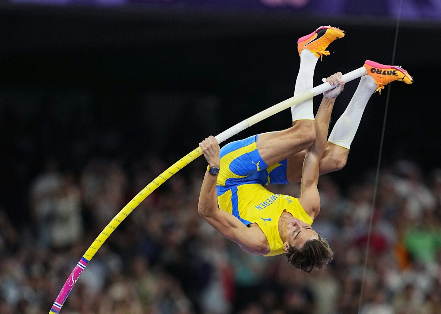 Armand Duplantis doing his thing in the Olympic final.