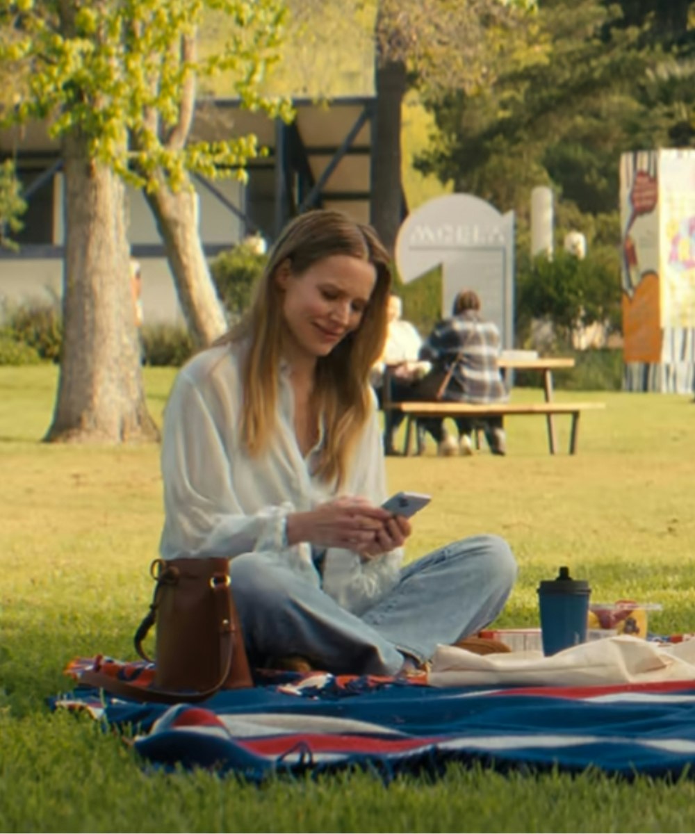 kristen bell as joanne in nobody wants this outfits