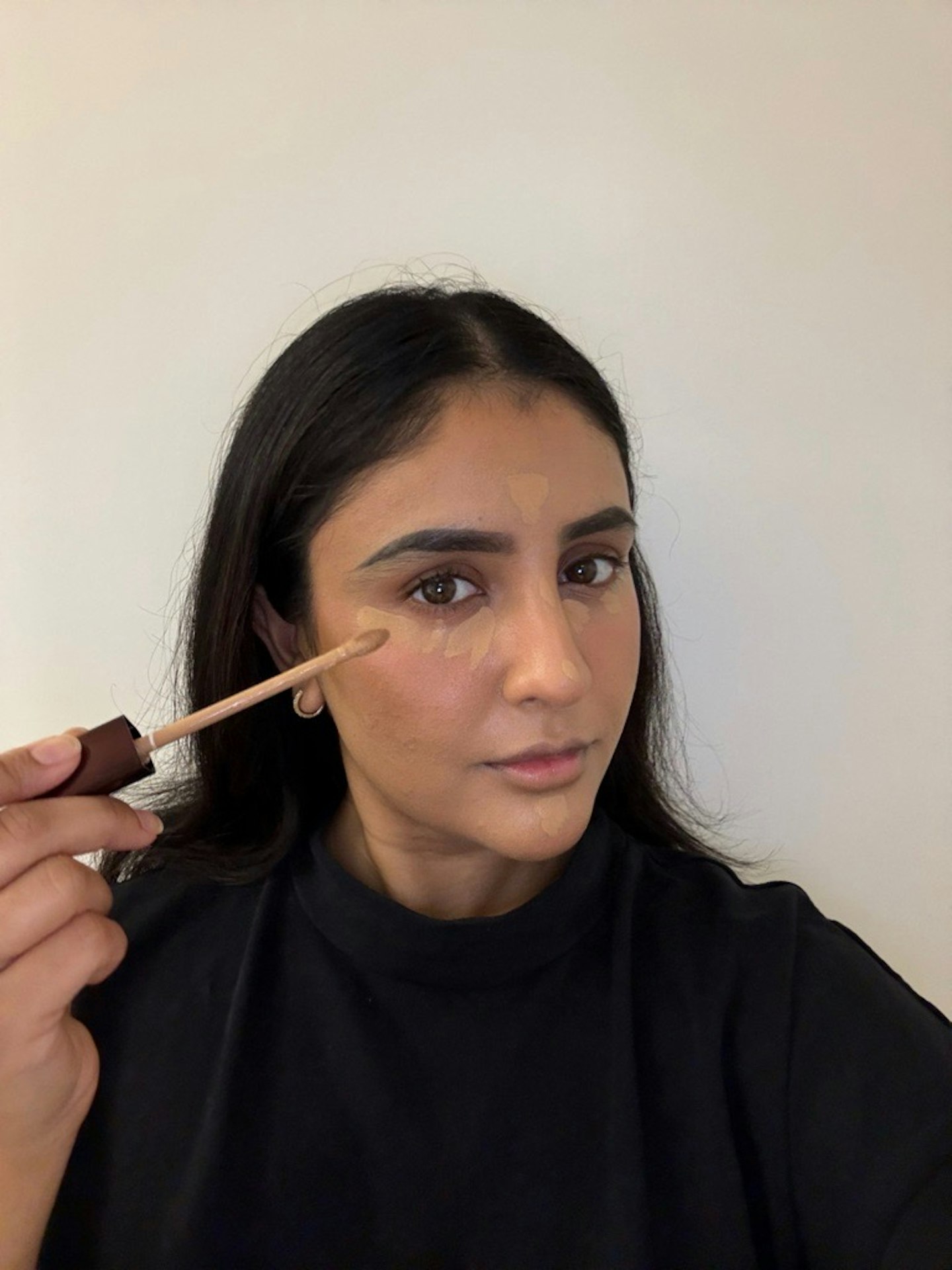 Sameeha using the Hourglass Concealer