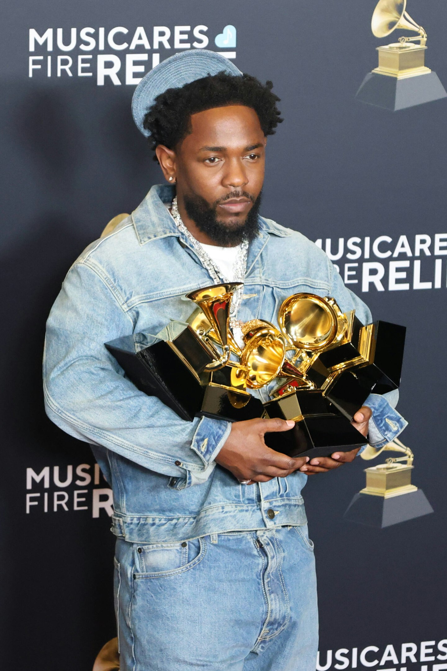 Kendrick Lamar wearing diamond necklace at the Grammys