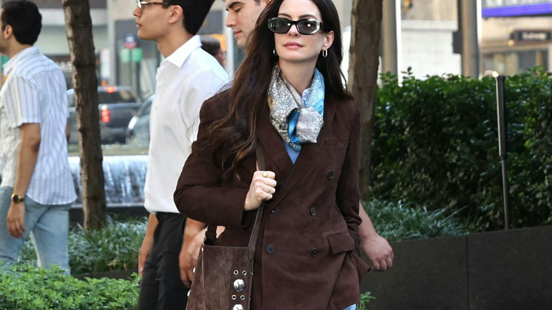 Valentino Garavani Green Valentino Sunglasses Valentino V  display picture 3