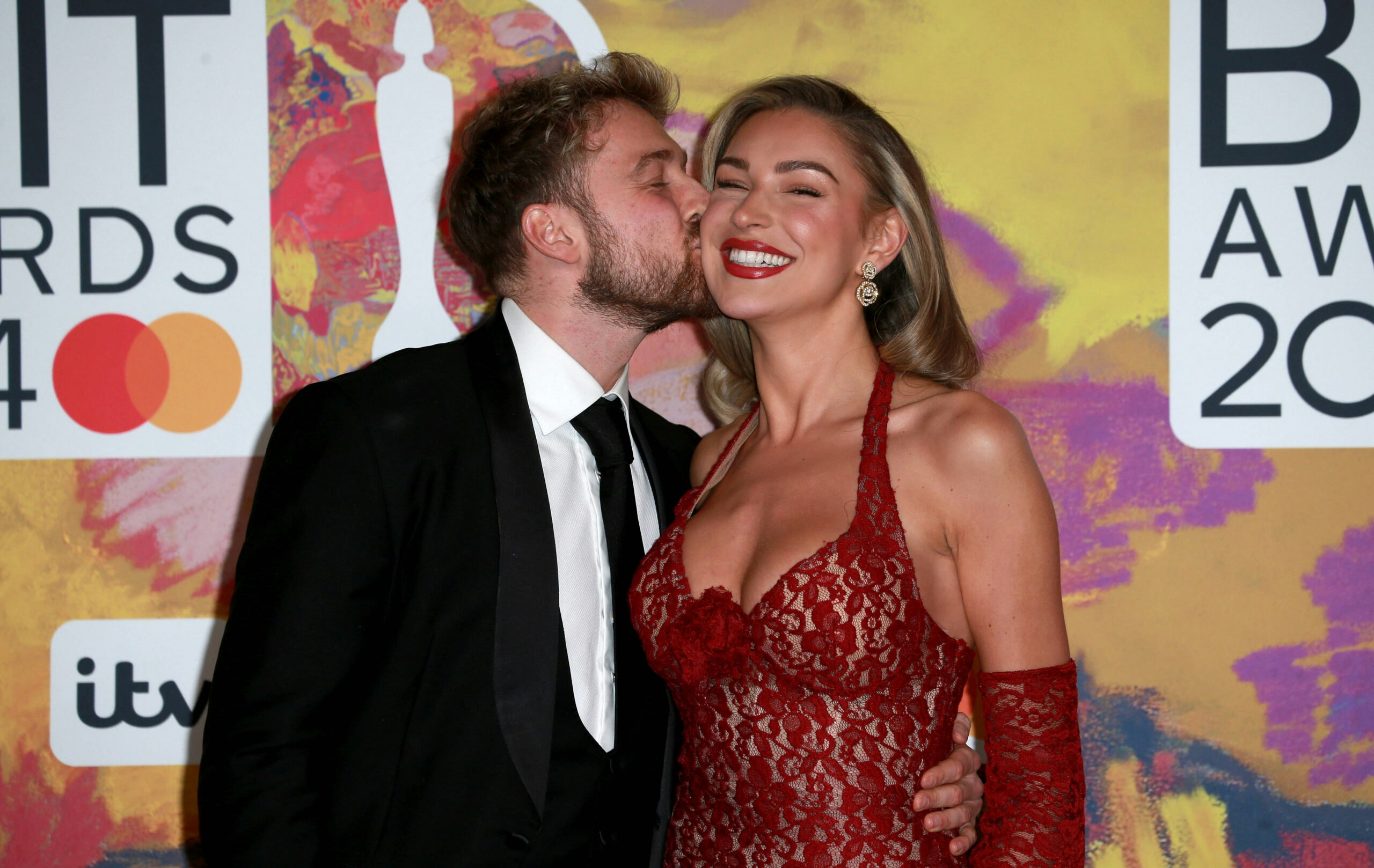 Sam Thompson kisses Zara McDermott on the cheek