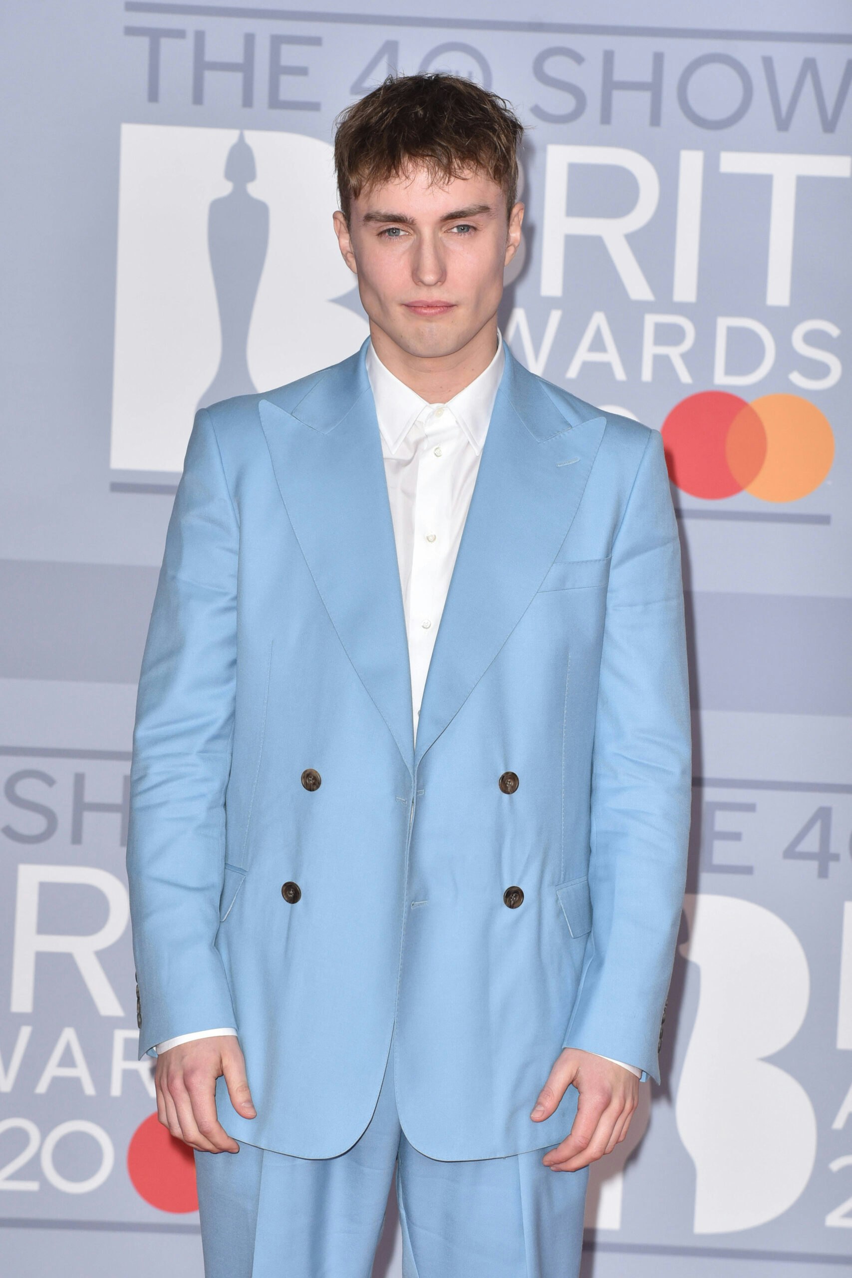Sam Fender blue suit