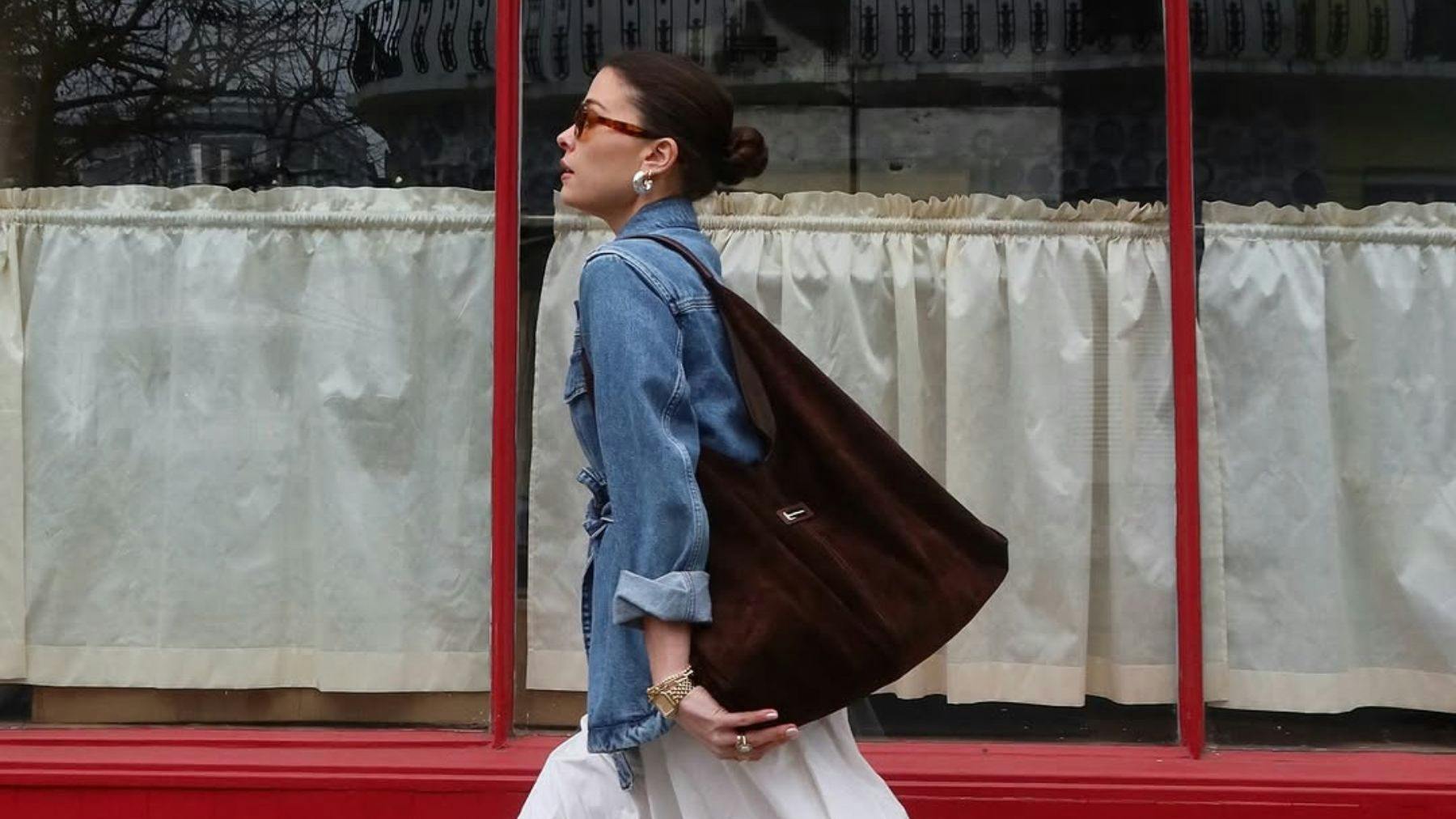 Unlike usual CELINE NANO LUGGAGE?, it is a canvas version! In 