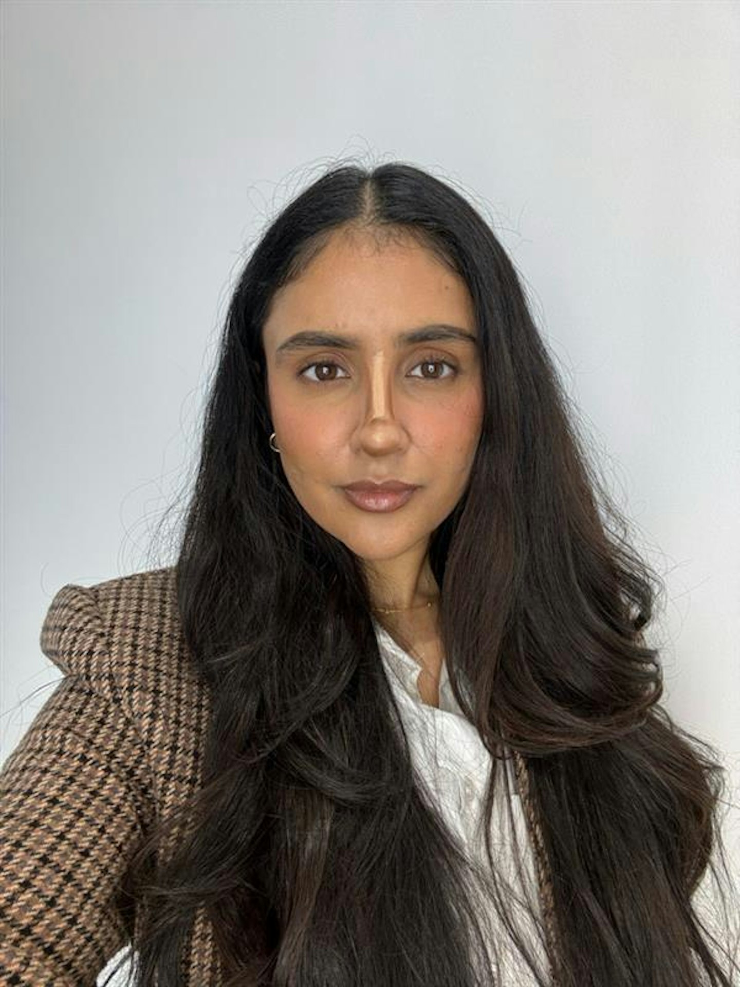 Sameeha Shaikh, beauty writer, trying the nose contouring hack