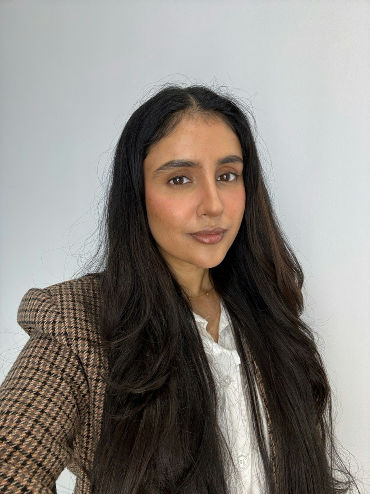 Sameeha Shaikh, beauty writer, trying the nose contouring hack