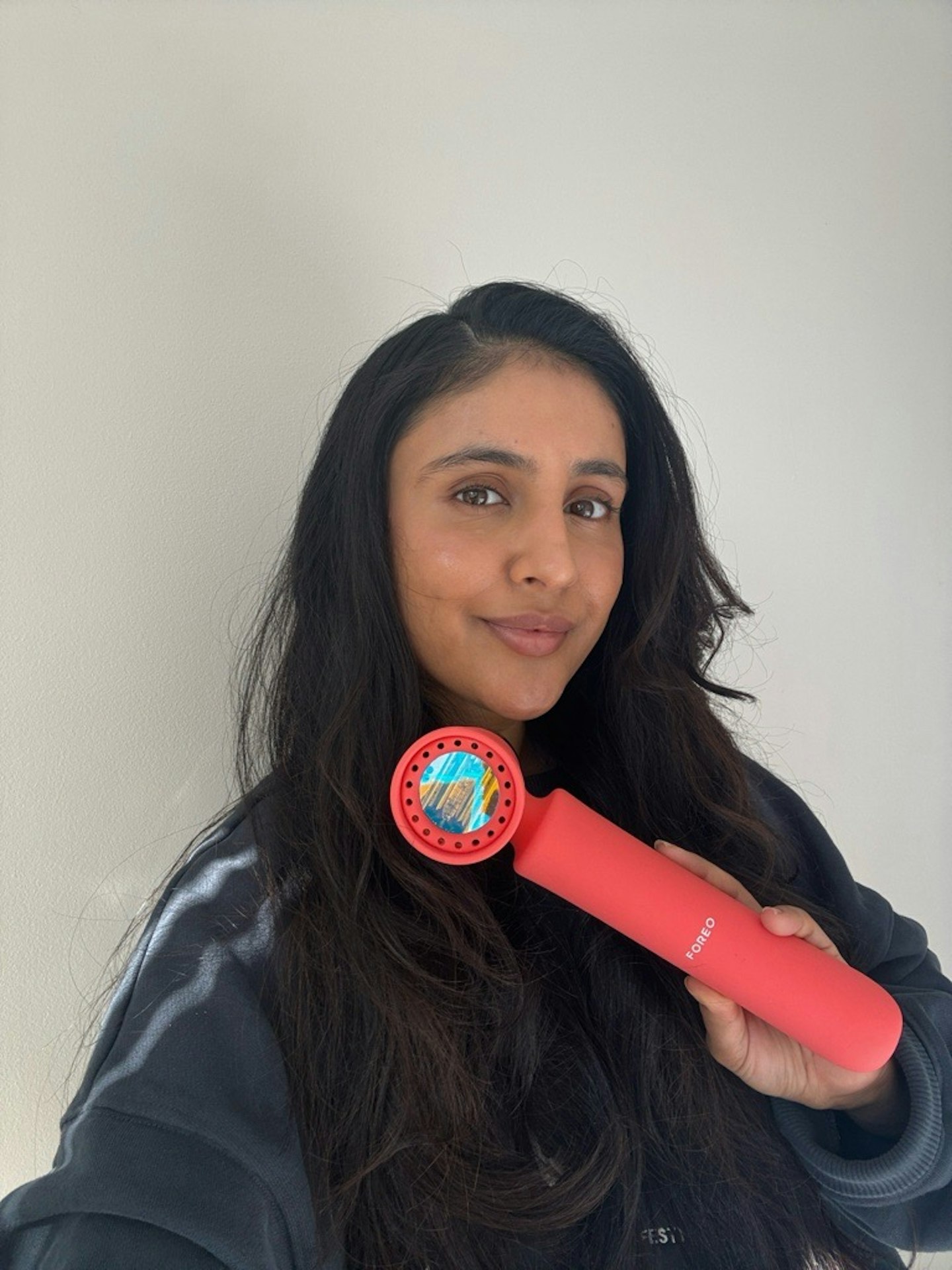 Sameeha Shaikh using the Foreo Peach 2