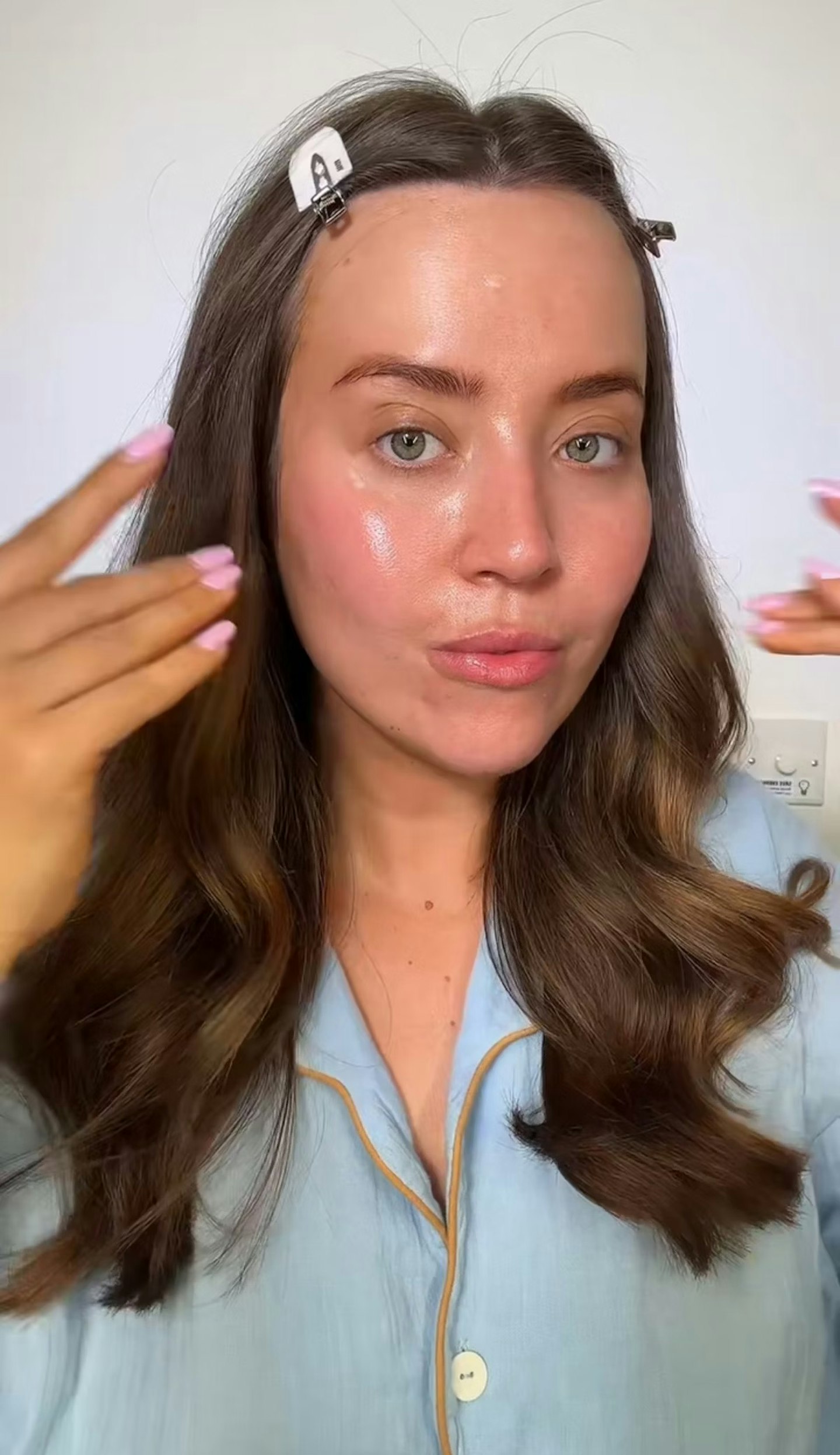 Aimee Jakes using the COSRX Advanced Snail 96 Mucin Power Essence