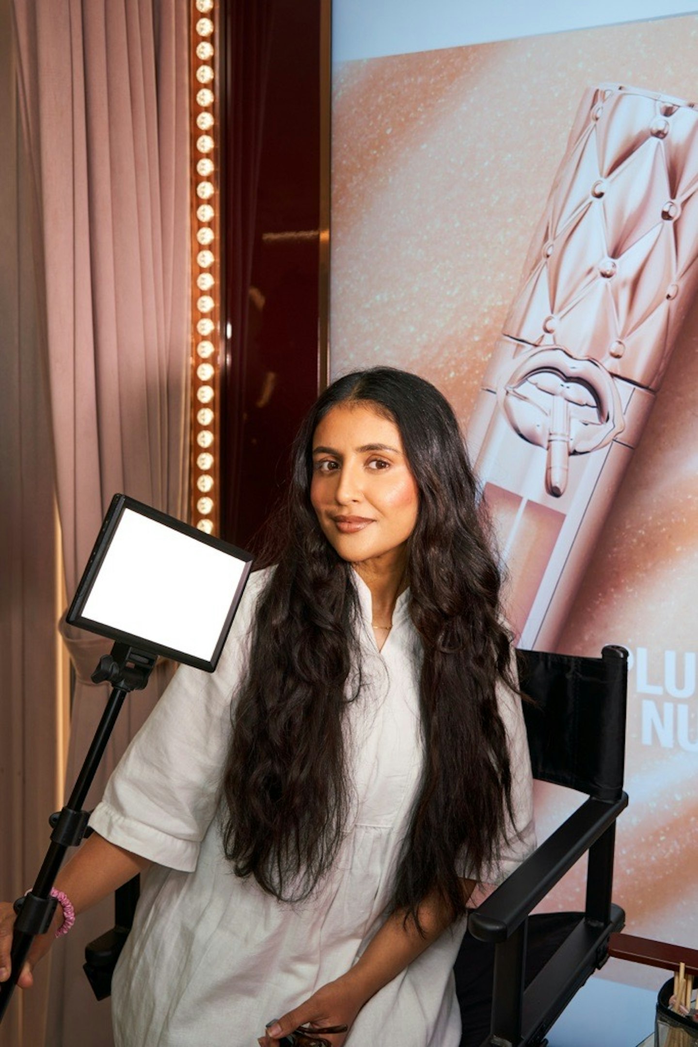 Sameeha Shaikh, beauty writer, using a selfie light