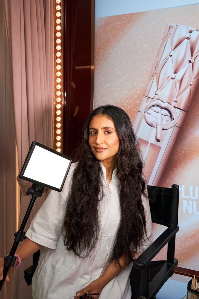 Sameeha Shaikh, beauty writer, using a selfie light