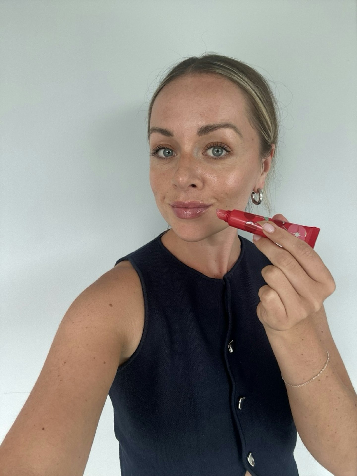 Rachael Marin using the Charlotte Tilbury Unreal Lips Healthy Glow Nectar Oil