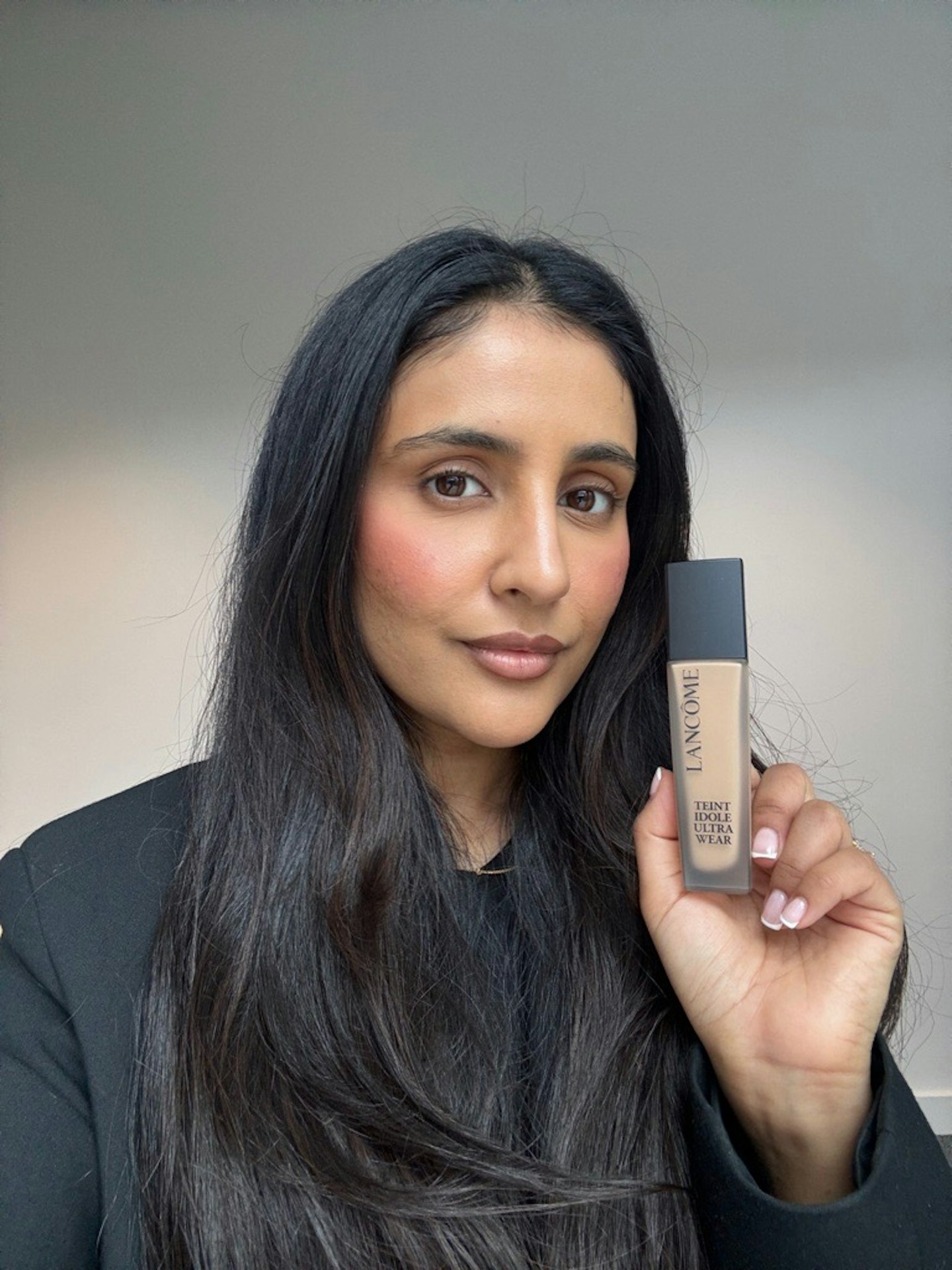 Sameeha Shaikh, beauty writer, using the Lancôme Teint Idôle Ultra Wear Foundation
